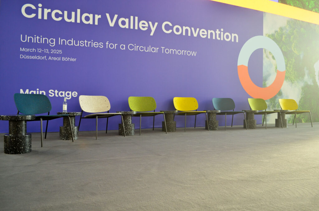Hoofdpodium van de Circular Valley Convention met HALE STACK-fauteuils in vijf verschillende kleuren